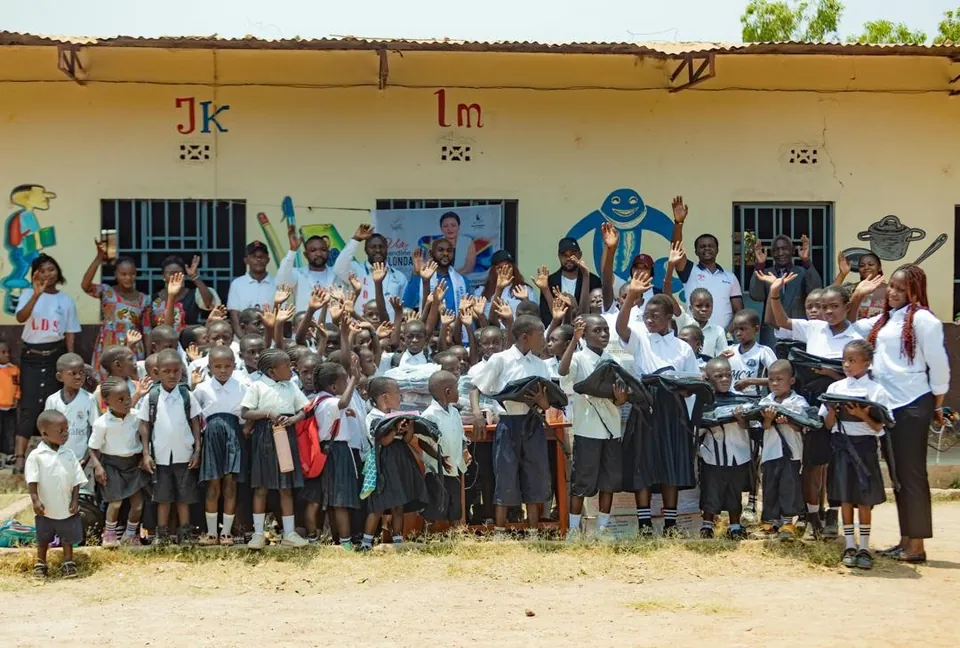Distribution de kits scolaires